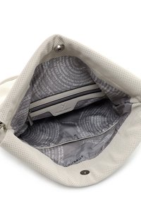 Intérieur du sac perforé gris clair avec une poche zippée lisse de couleur grise. Doublé d'un tissu à motif affichant du texte dans diverses orientations.