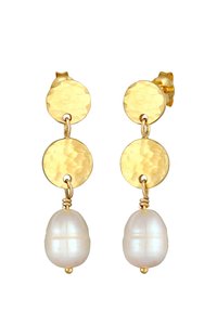 Orecchini color oro con due dischi circolari martellati sopra una perla di acqua dolce bianca dalla forma ovale liscia.