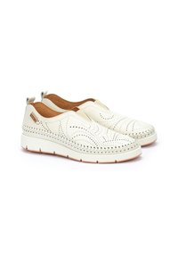 Zapatos slip-on de cuero blanco con perforaciones decorativas, detalles trenzados a lo largo de la suela y una suela de goma de color claro.