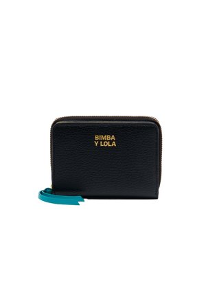 Cartera de cuero negro texturizado con el logo dorado "BIMBA Y LOLA", cierre con cremallera y un acento turquesa en el lateral. Forma compacta y rectangular.