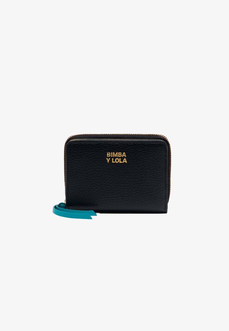 Zwarte textuurleer portemonnee met gouden logo "BIMBA Y LOLA," rits sluiting, en een turquoise accent aan de zijkant. Compacte en rechthoekige vorm.