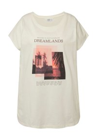 Camiseta de manga corta color crema con un gráfico de palmera y una foto de un atardecer, con el texto "BIENVENIDO A NUESTRO SUEÑO INFANTIL" debajo.