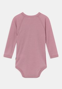 Langärmliger Baby-Body aus weichem, geripptem rosa Stoff. Verfügt über einen runden Halsausschnitt und ein kleines, mehrfarbiges Etikett an der Seite.
