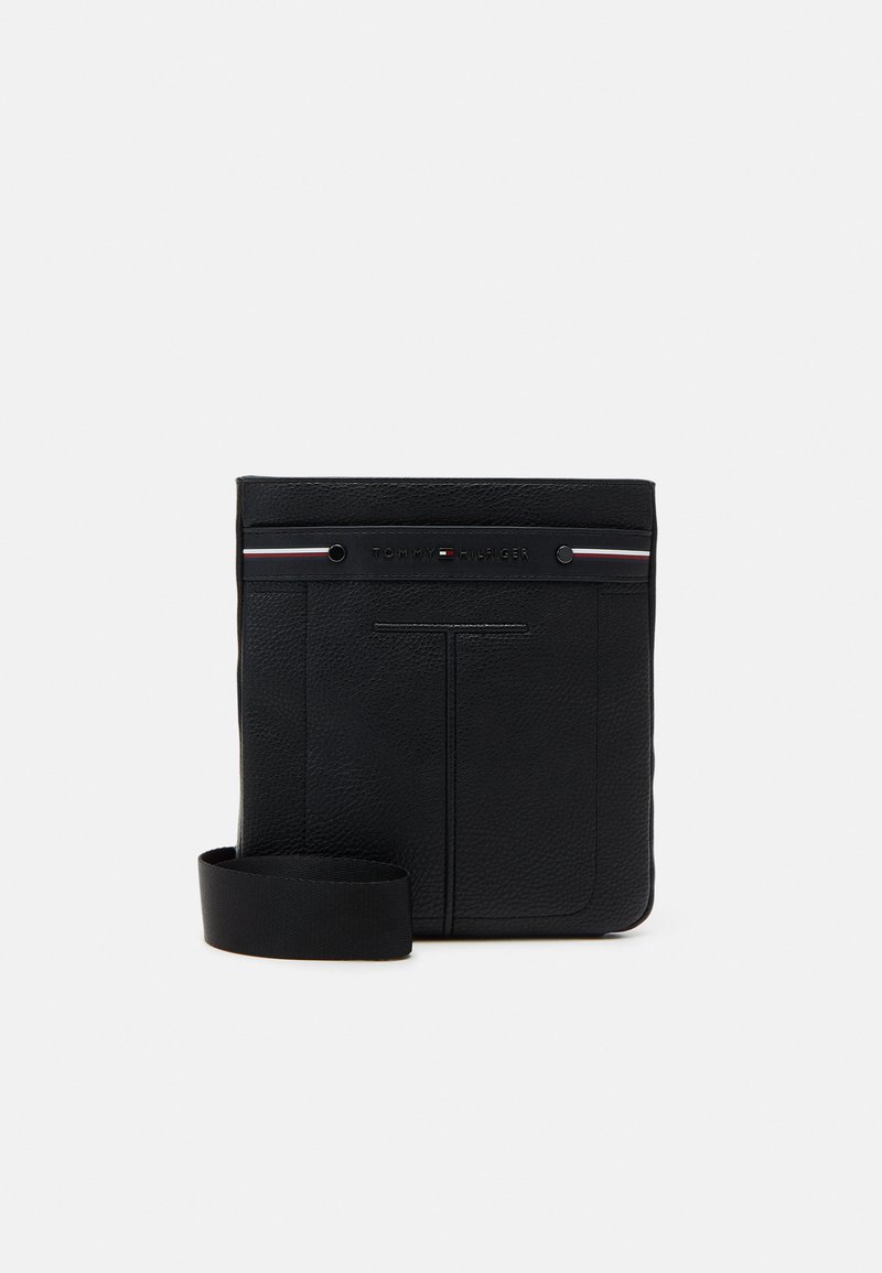 Must mustaga mantli nahkõlest crossbody kott, millel on tekstuurne viimistlus, esitades logo ees ja eemaldatav kangastrap. Minimalistlik disain peente aktsentidega.
