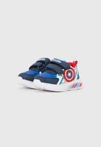 Pantofi sport albaștri cu o combinație de materiale bleumarin și albe, prevăzuți cu curele cu arici și un accent circular roșu cu un design în formă de stea.
