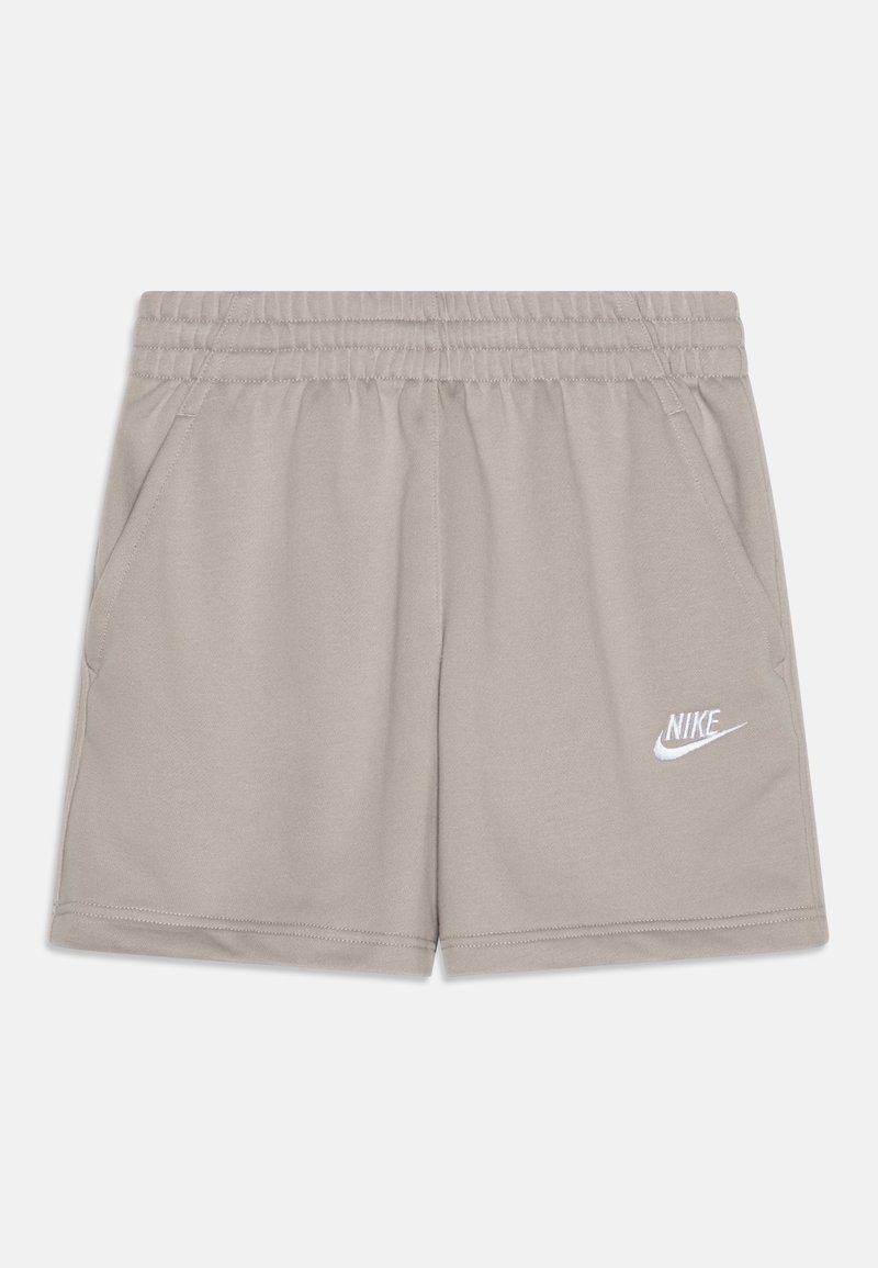 Pelēki sporta šorti, izgatavoti no mīksta auduma, ar elastīgu jostu, divām sānu kabatām un baltu Nike logo uz kreisā kājas.