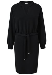 Czarna sukienka z dekoltem w kształcie litery V, długimi rękawami raglanowymi, marszczonym pasem i pasującym paskiem z tego samego materiału. Wykonana z miękkiego, teksturowanego materiału.