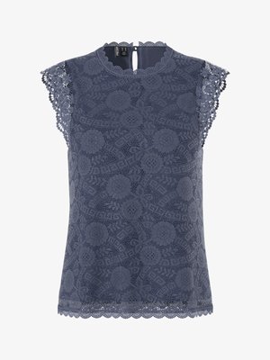 Tengerészkék csipkés ujjatlan blúz virágmintákkal, hullámos szegélyekkel az ujjakon és az alján, valamint egy kis hátul gombos záródással.