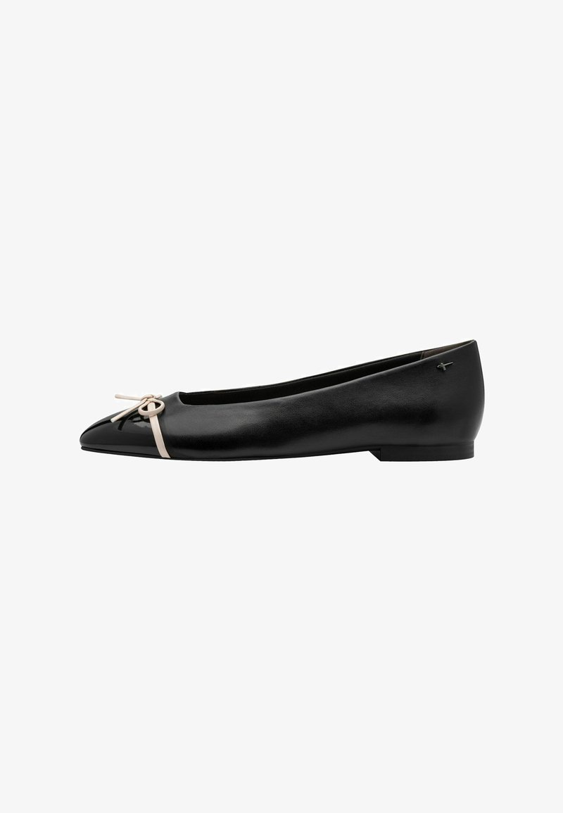 Ballerine plate en cuir noir avec bout pointu, ornée d'une bande d'accent de couleur claire, design minimaliste, et petit talon.