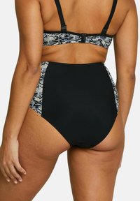 Bas de bikini taille haute en noir avec un design ajusté, présentant des accents en motif peau de serpent dans des nuances de bleu et de gris sur les côtés.