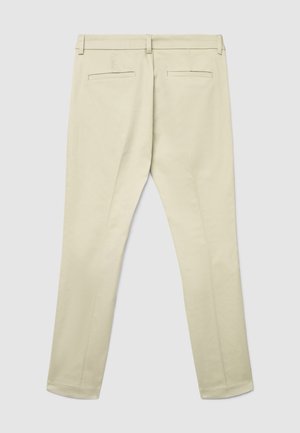 Pantaloni color crema a taglio aderente visti da dietro con passanti per cintura e due tasche a filetto su uno sfondo chiaro.