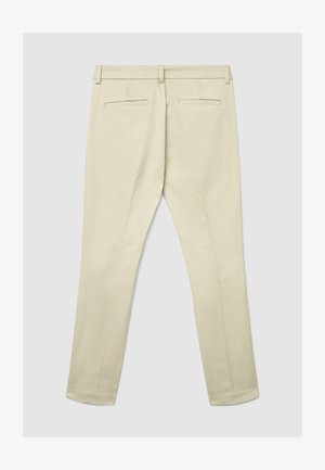 Pantaloni color crema a taglio aderente visti da dietro con passanti per cintura e due tasche a filetto su uno sfondo chiaro.
