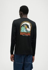 Czarna koszula z długim rękawem z kolorową grafiką surfingowej czaszki na plecach, z logo "Ripcurl" i szczegółami geometrycznymi na krawędzi.