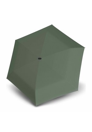 Zeshoekige groene paraplu geopend, met een groot doek en een centrale zwarte hub tegen een witte achtergrond.