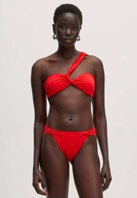 Rode bikini met een geknoopt bandeau-top met één schouderband en bijpassende low-rise onderkant met gedraaide zijkanten.