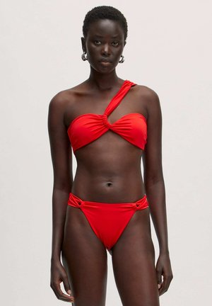 Rode bikini met een geknoopt bandeau-top met één schouderband en bijpassende low-rise onderkant met gedraaide zijkanten.