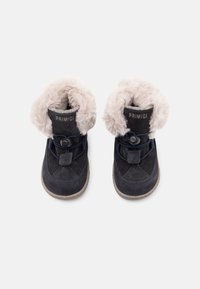 Bottes en cuir suédé bleu marine avec une doublure et un col en fausse fourrure doux et léger couleur beige. Présente une fermeture à toggle et des semelles en caoutchouc texturé.