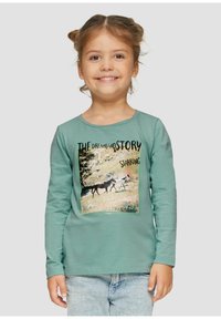 Chemise à manches longues vert menthe en tissu doux, ornée d'un motif graphique de chevaux et d'un texte, avec un col rond.