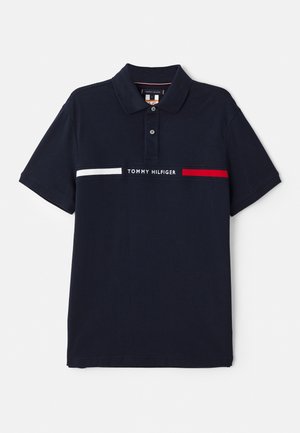 Polo din bumbac, de culoare albastru marin, cu guler cu două nasturi, mâneci scurte și o dungă orizontală albă și roșie cu textul "TOMMY HILFIGER".