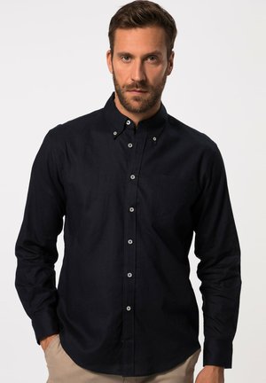Dunkelblaues Hemd mit Knopfleiste und langen Ärmeln, einer Brusttasche und weißen Knöpfen. Der Stoff wirkt glatt mit einer dezenten Textur.