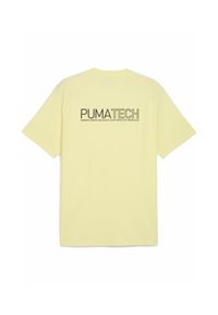 Lys gul t-shirt med "PUMATECH" trykt på ryggen, samt yderligere tekst, der promoverer ingeniørteknologi til smidighed.