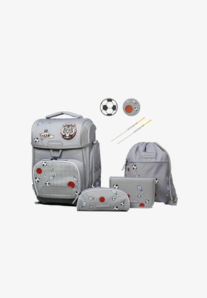 Grijze rugzakset met sportthema-ontwerpen, bestaande uit een hoofd rugzak, etui, portemonnee en trekkoordtas. Voorzien van voetbal- en basketbalafbeeldingen.