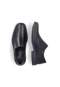 Zwarte leren dresschoenen met een gladde afwerking, vierkante neus en elastische zijpanelen. Voorzien van een lage, stevige rubberen zool.