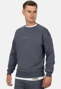 Grijze crewneck sweatshirt met ribgebreide manchetten en zoom. Bevat een klein geborduurd logo op de borst en een gelaagde halslijn met een witte onderlaag.