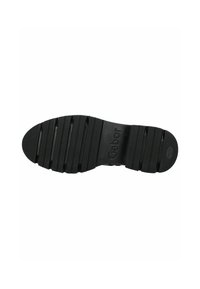 Suela de zapato de goma negra con surcos texturizados para agarre, amplias crestas y marca en relieve. Diseño plano en general con punta redondeada.