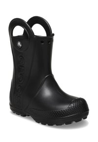 Botte noire imperméable en caoutchouc, avec un bout arrondi, une semelle texturée, deux poignées de préhension et un logo surélevé sur le côté.