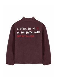 Pull-over en polaire bordeaux avec col montant et manches longues. Présente un texte blanc et rouge au dos, créant un design contrasté.