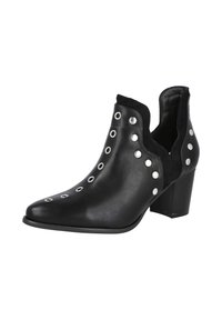 Botín negro de piel lisa con detalles de tachuelas plateadas, punta puntiaguda y tacón grueso. Cuenta con laterales recortados para facilitar su uso.