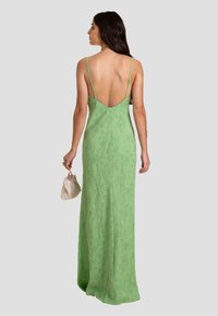 THE-ARE DE TIRANTES - Ballkleid - green