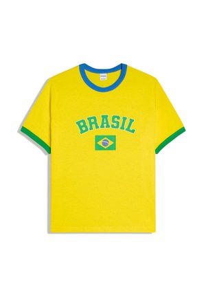 T-shirt jaune avec col bleu et bords de manches verts, avec le texte "BRASIL" et un graphisme du drapeau brésilien au centre.