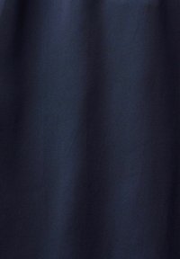 Tejido azul marino con una textura suave, que muestra un color sólido sin patrones ni acentos, adecuado para diversas aplicaciones.