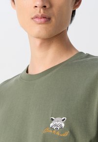 Lindbergh EMBROIDERY TEE - Marškinėliai su spaudiniu - khaki