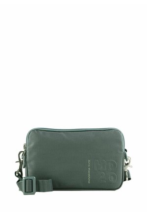 Sac en tissu vert texturé avec une fermeture zippée, une sangle réglable et des accents en métal. Présente un logo imprimé sur le côté.