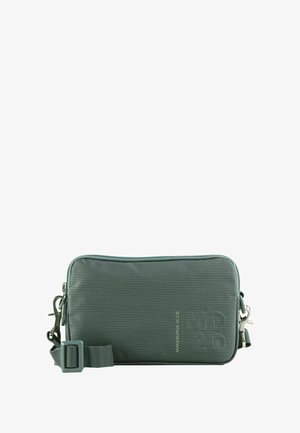 Sac en tissu vert texturé avec une fermeture zippée, une sangle réglable et des accents en métal. Présente un logo imprimé sur le côté.