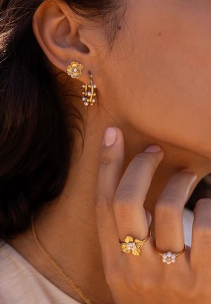 My Jewellery, STUDS WITH RANUNCULUS FLOWER AND IMITATION PEARL - Pendientes - goud verguld stainless steel