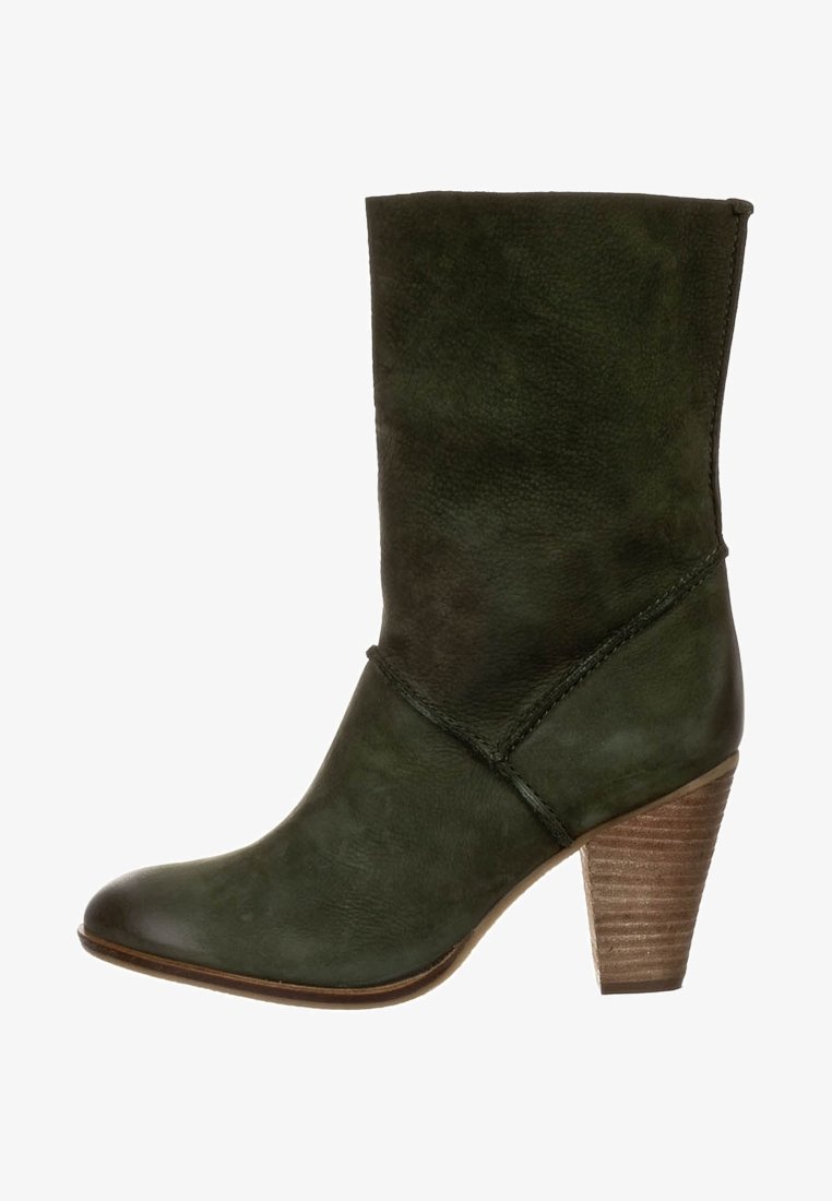 Bota de tobillo de cuero verde con acabado texturizado, puntera estrecha y tacón apilado. Presenta un detalle cosido y una superficie lisa y mate.