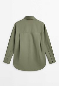 Chemise longue à manches longues de couleur vert olive avec col et poignets boutonnés, vue de dos sur fond blanc.