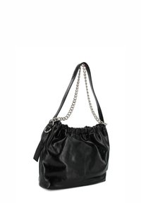 Borsa a tracolla in pelle nera con un design arricciato, dotata di una tracolla in catena argentata e una texture liscia. Gli accenti includono un dettaglio ad anello laterale.