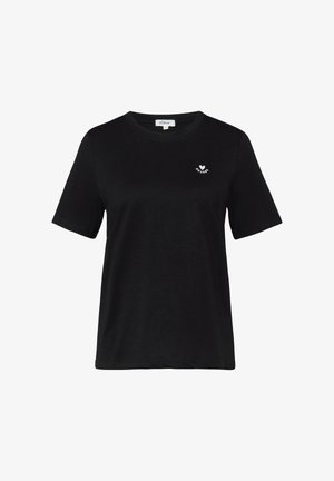 T-shirt noir à manches courtes avec col rond, petit cœur blanc et texte "Adored" sur le côté gauche de la poitrine, étiquette de la marque s.Oliver à l'intérieur du col.