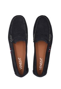 Navyblaue Wildleder-Loafer mit weißen Nähten, einem gewellten Rand und einem kleinen rot-blauen gestreiften Akzent an der Seite.