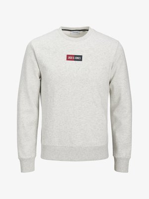 Světlě šedá mikina s dlouhými rukávy a malým červeným a černým logem Jack & Jones na hrudi.