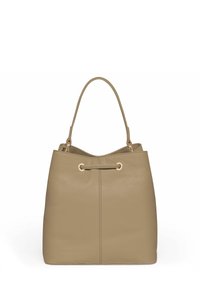 Borsa a secchiello in pelle taupe con un manico singolo, dettaglio con lacci sulla parte anteriore e finitura morbida e testurizzata.