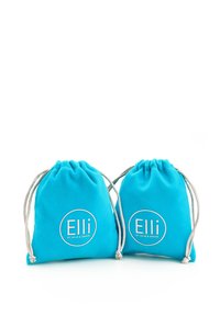 To grønne stofposer med snore, der har et hvidt logo med teksten "Elli by Julie & Grace" på forsiden. Glat materiale, rund form.