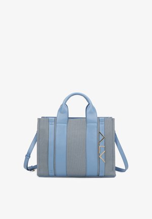 Rechthoekige grijsblauwe stoffen draagtas met lichtblauwe leren verticale banden, handvatten, afneembare schouderriem en gouden schuine logo-accent.