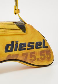 Diesel PLAY CROSSBODY - Mala a tiracolo - freesia yellow/jet black