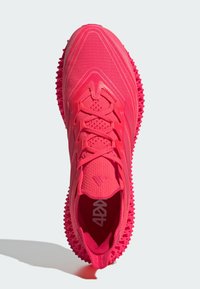 Scarpa atletica di un vivace colore rosa con tomaia in mesh testurizzato, lacci robusti e suola chiodata per una migliore aderenza. Branding distintivo sulla linguetta.
